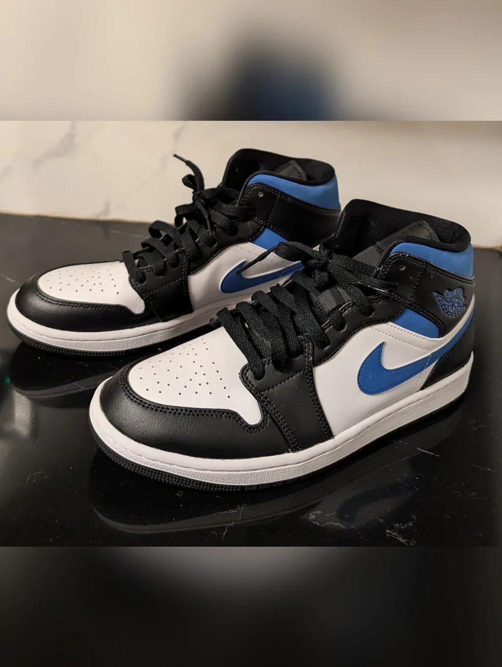 Nike Men's Air Jordan 1 Mid Black White Lace-Up Sneakers Size 8.5 Like New